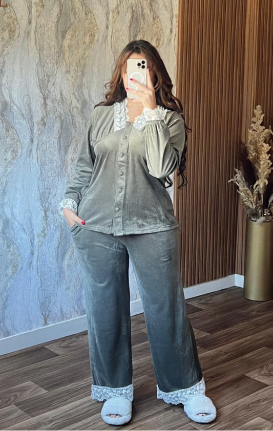 Pyjama Velours Doux avec Finition Dentelle